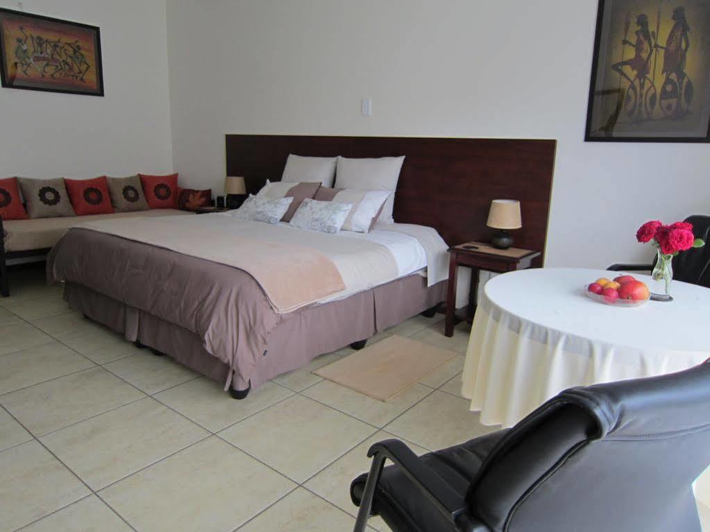Amohela Guesthouse Midrand Bagian luar foto
